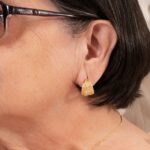 ARGOLA TEXTURIZADO COM ZIRCÔNIA BANHADO A OURO