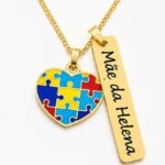 COLAR CORAÇÃO AUTISMO COM NOME ESMALTADO (PODE SER BANHADO A OURO OU A PRATA)