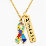 COLAR LAÇO AUTISMO COM NOME ESMALTADO (PODE SER BANHADO A OURO OU A PRATA)