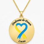 COLAR REDONDO ESMALTADO LAÇO E CORAÇÃO (PODE SER BANHADO A OURO OU A PRATA)
